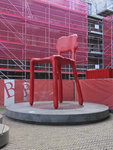 902294 Afbeelding van een rode stoel uit de 'CLAY-serie', ontworpen door Maarten Baas, die werd uitgebracht in 2006, op ...